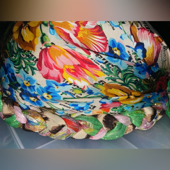 GUCCI INVITE  SIGNATURE SILK YELLOW FLORAL HAT HEAD SCARF W/CRYSTAL BOW RARE - Picture 13 of 14